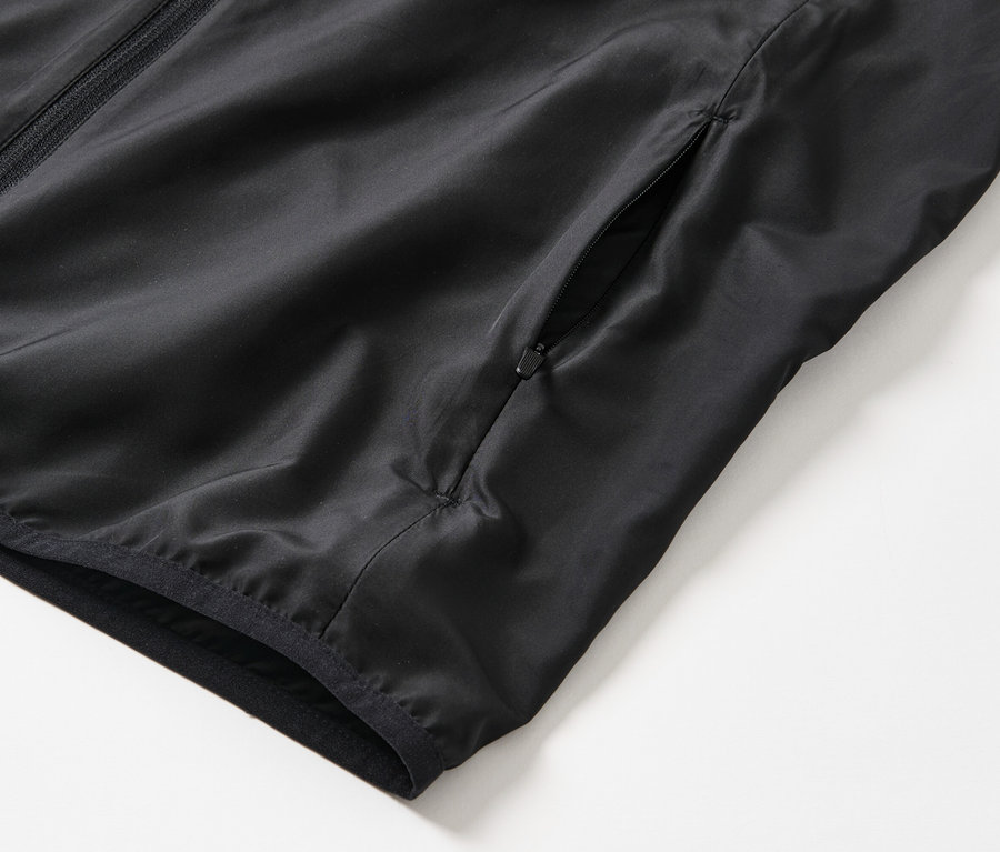 Detailní záběr černé funkční vesty.