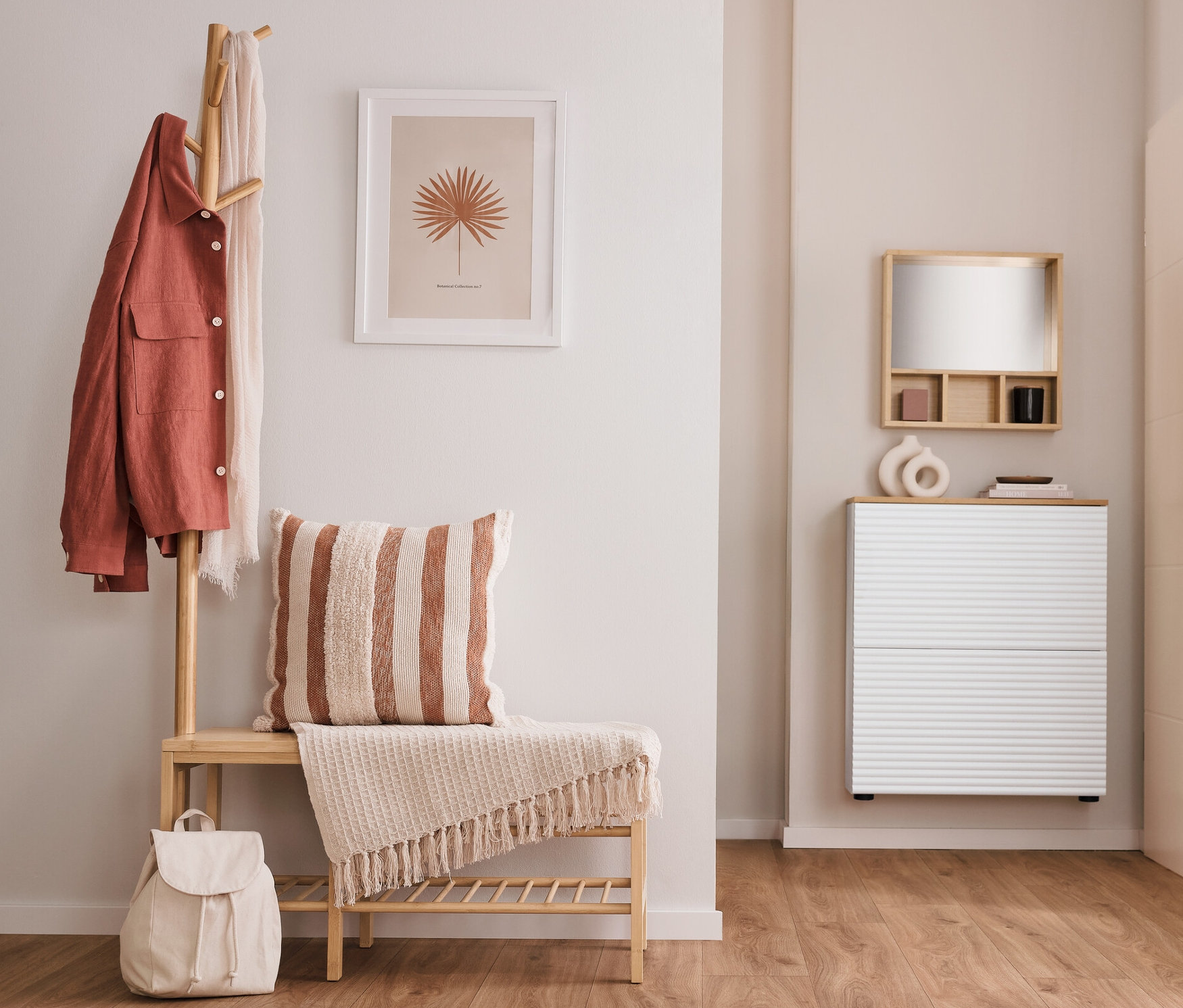 V chodbě stojí lavice s věšákem na šaty, botník se 2 přihrádkami a zrcadlo s poličkami.