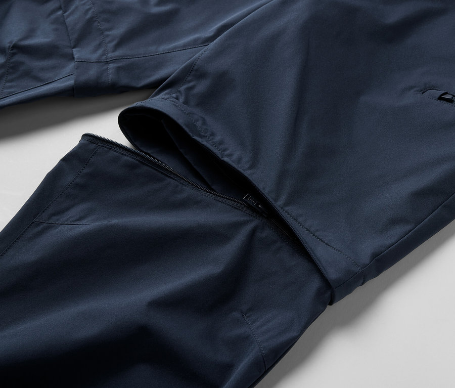 Detail modrých funkčních kalhot 2 v 1 se zipem.