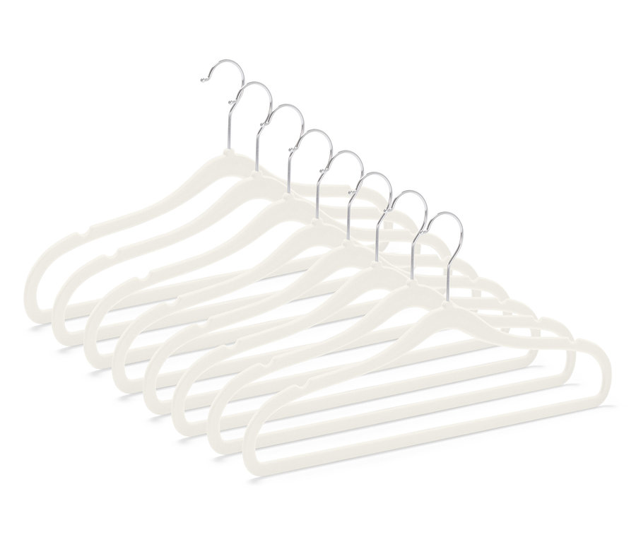 Osm extra úzkých ramínek na šaty v krémové barvě s chromovanými háčky.