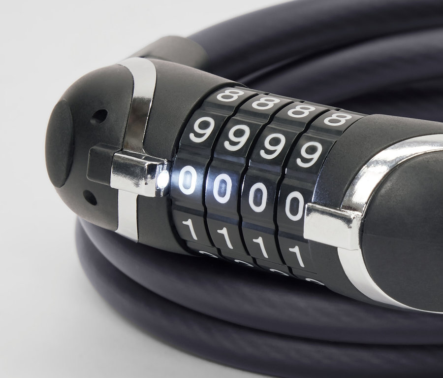 Detailní pohled na extra dlouhý univerzální ocelový kabelový zámek s číselným kódem "0000".