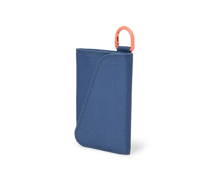 Modrá outdoorová peněženka s oranžovou karabinou.