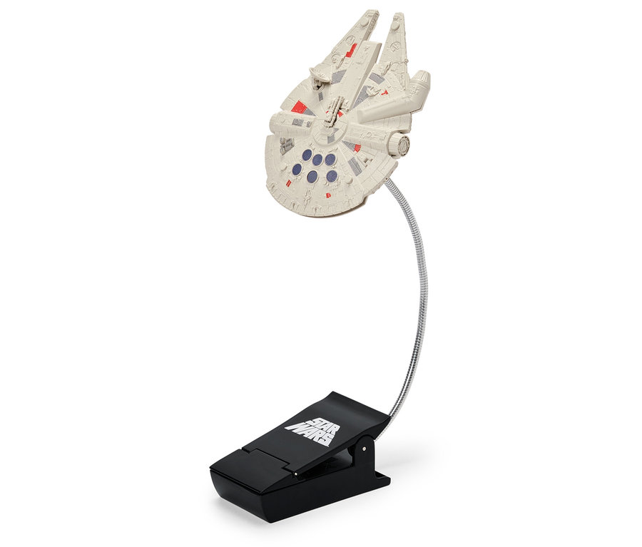 Lampa ve tvaru Millennium Falcon připevněná ke klipu.