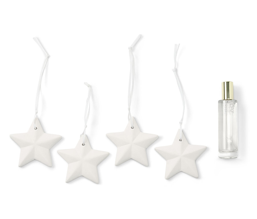 Čtyři bílé hvězdy na provázku vedle průhledné lahvičky s rozprašovačem.