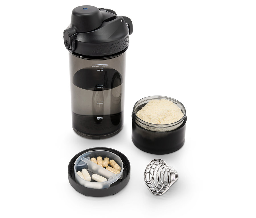 Černý šejkr s doplňky stravy na bílém pozadí.