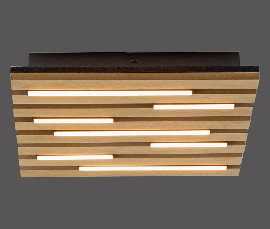 Dřevěné stropní svítidlo s horizontálními LED pásky.