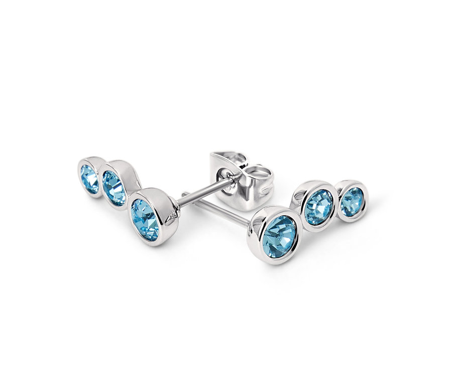 Detail stříbrných puzetových náušnic s akvamarínovými kamínky.