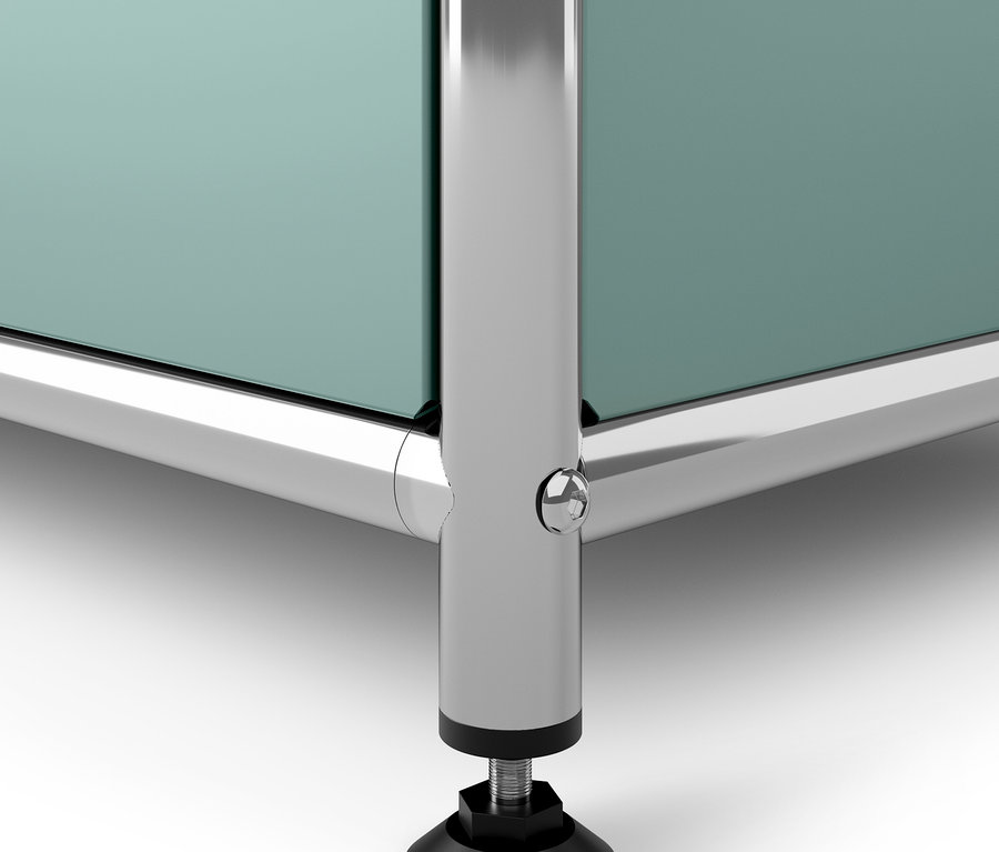 Detail spodní části chromovaného rámu nábytku s nastavitelnou nohou.