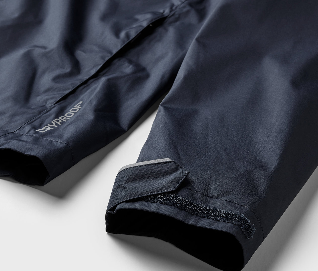 Detail námořnicky modré bundy do deště.