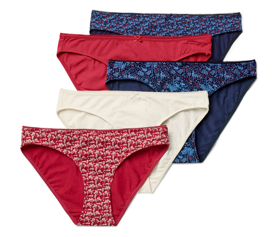 Pětice dámských kalhotek různých barev a vzorů leží na sobě.