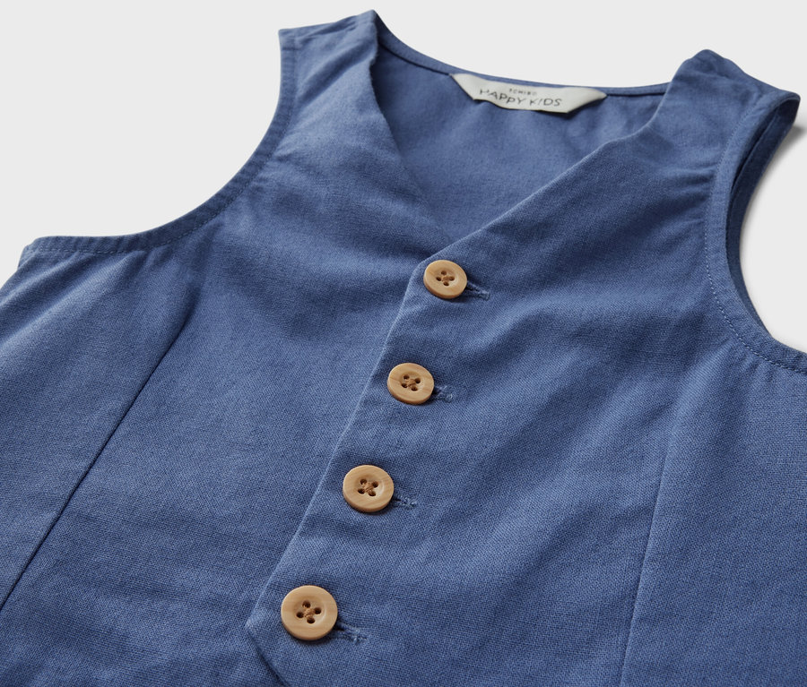 Modrá dětská vesta s hnědými knoflíky.