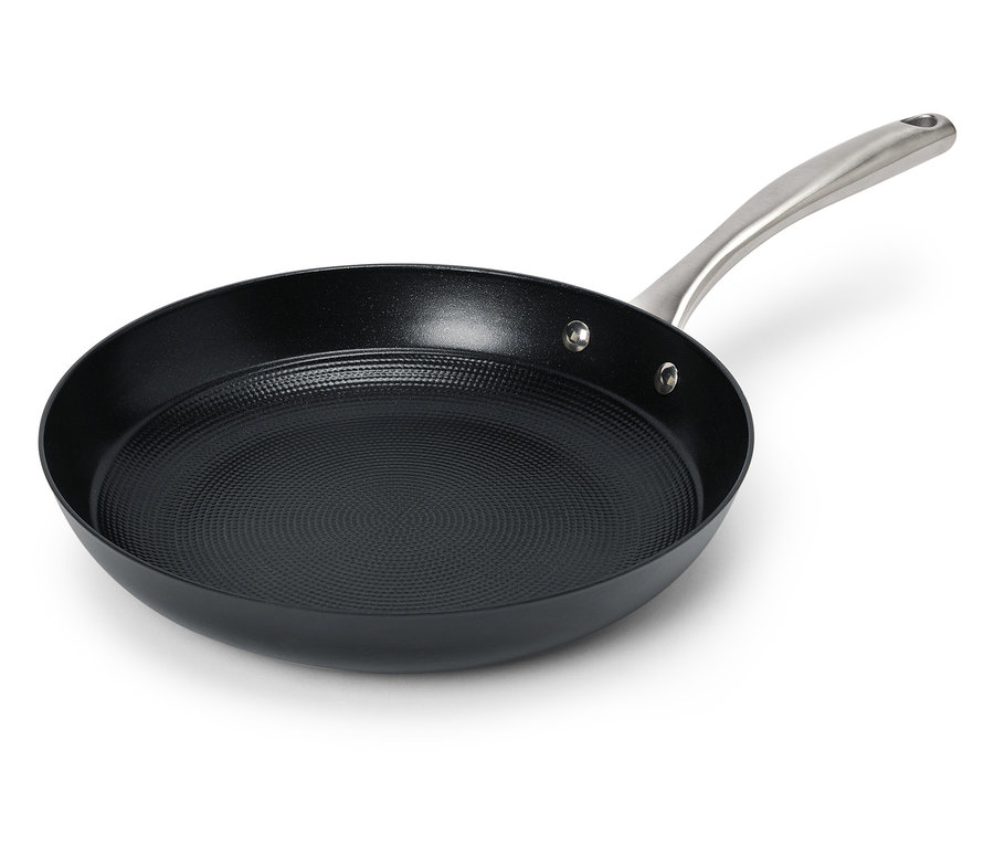 Černá pánev s nerezovou rukojetí na bílém pozadí.
