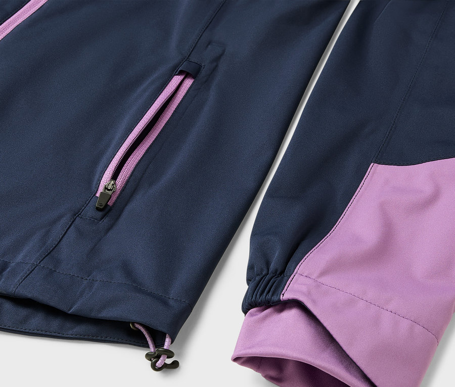 Detail cyklistické bundy do deště s fialovými akcenty.