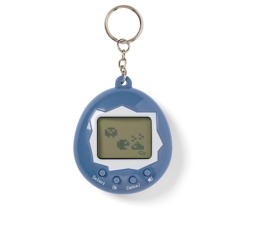 Modrý Tamagotchi s klíčenkou a displejem zobrazujícím pixelovanou grafiku.
