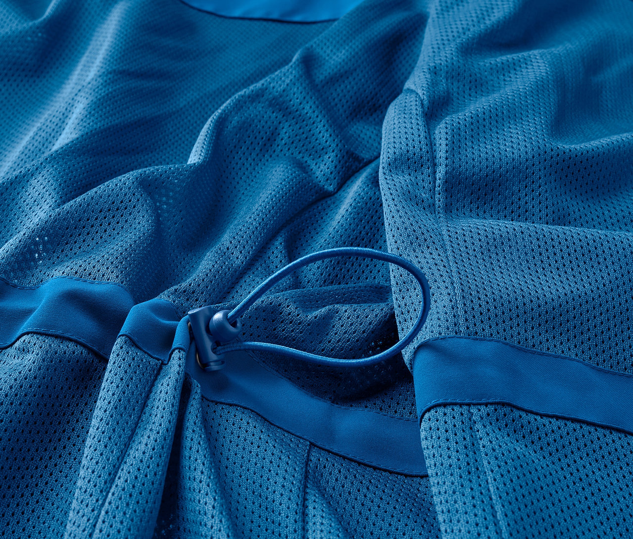 Detail modré outdoorové bundy 3 v 1.