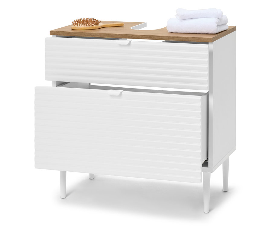 Bílá koupelnová skříňka se dvěma zásuvkami, dřevěnou deskou, kartáčem na vlasy a ručníky.