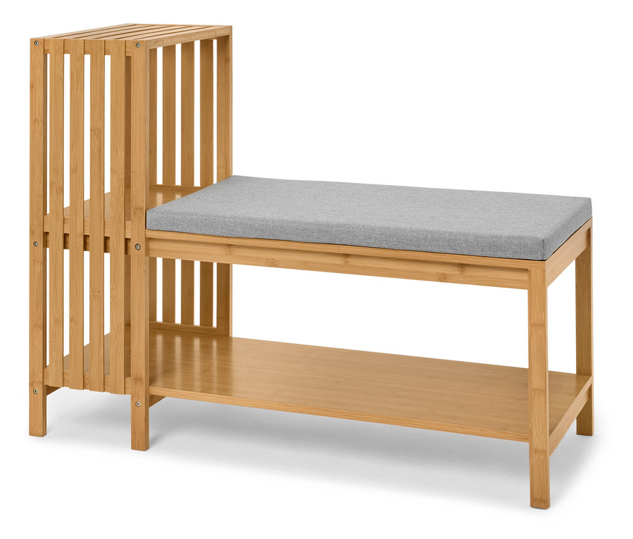 Světlý dřevěný nábytek s policí a lavicí se šedým polštářem.