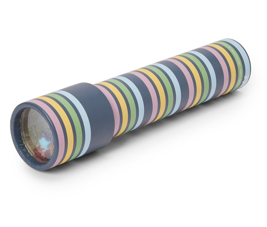 Kaleidoskop s barevnými pruhy leží na bílém pozadí.