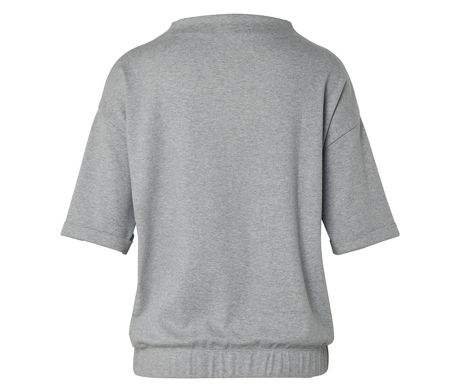 Pohled zezadu na šedé tričko s krátkými rukávy a žebrovaným lemem.