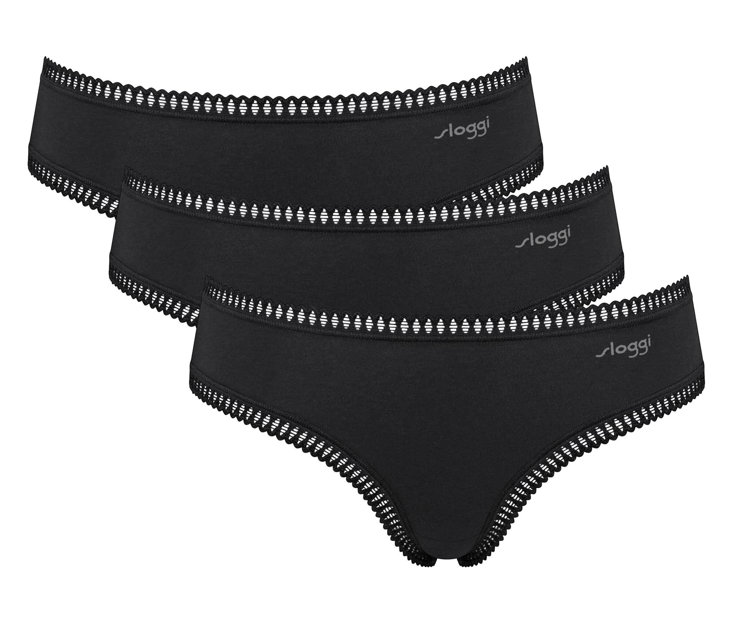 Tři černé slipy Sloggi s krajkovým lemem leží na sobě.