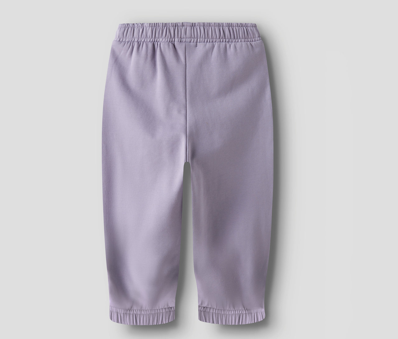 Detail fialových tepláků NAME IT.