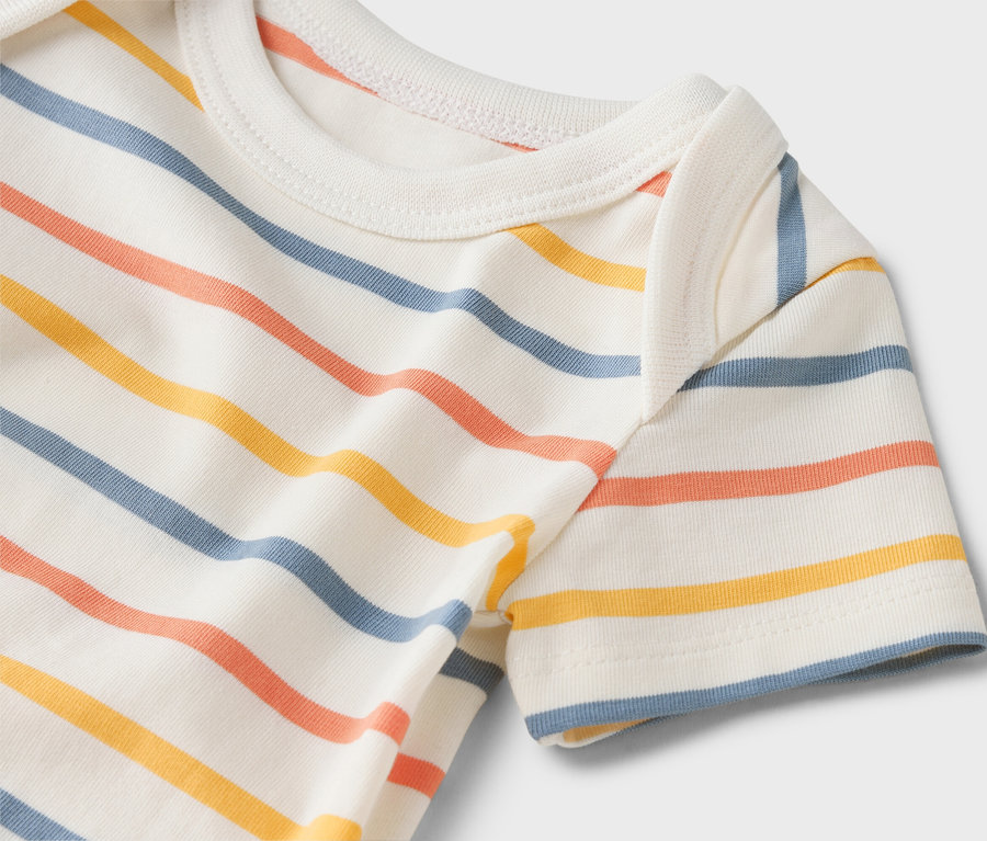 Detailní záběr na dětské body s krátkým rukávem s barevnými pruhy.