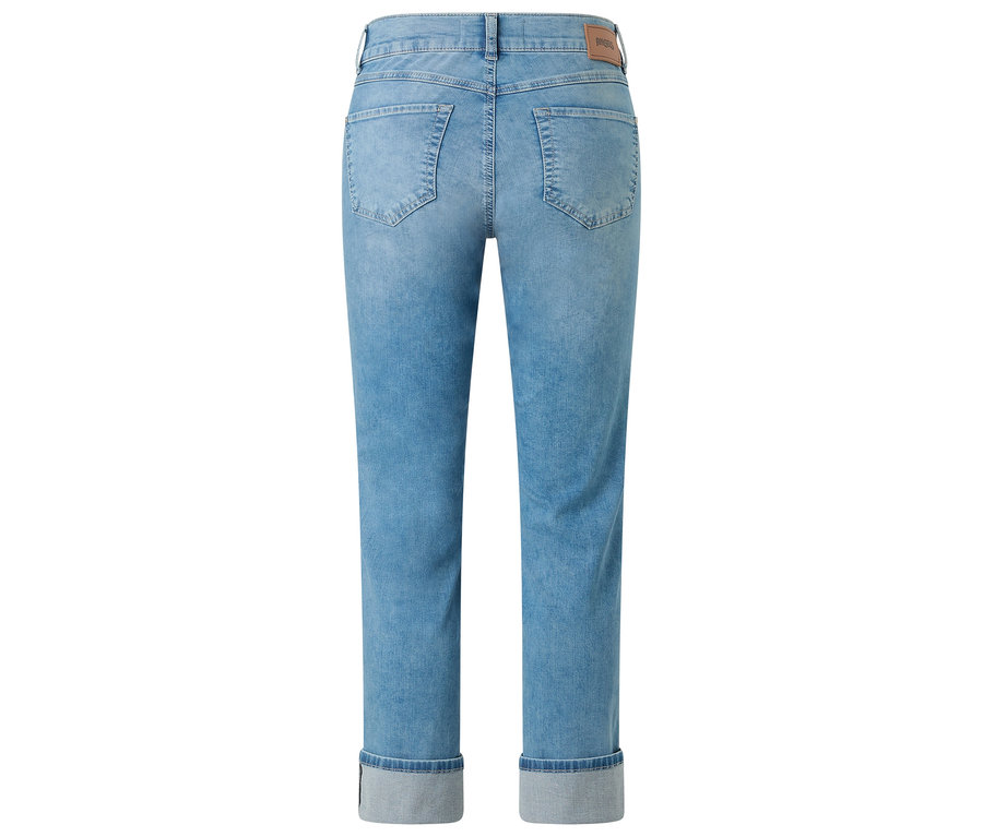 Světlé džíny s ohrnutým lemem, focené zezadu.