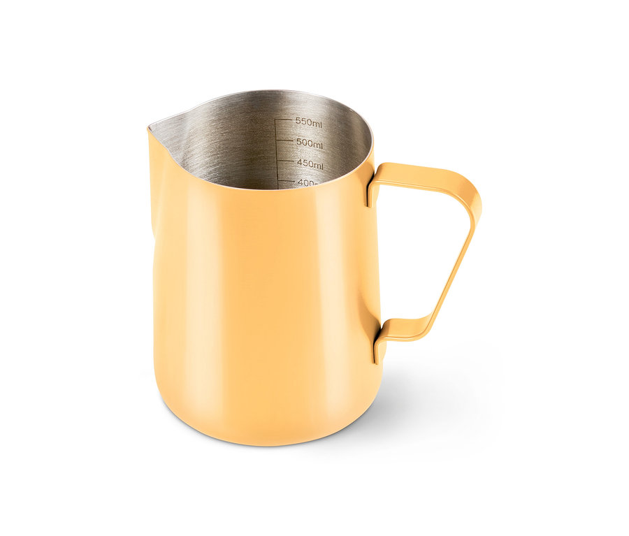 Zlatá nerezová konvička na mléko s rukojetí a hubičkou, uvnitř s měrkou od 400ml do 550ml.