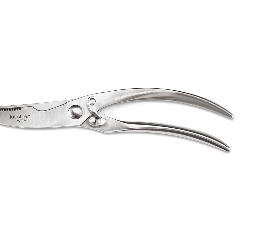 Detailní pohled na nůžky na drůbež stříbrné barvy s nápisem kitchen by Tchibo.
