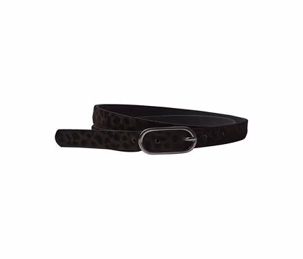 Tmavě hnědý pásek s leopardím vzorem a stříbrnou oválnou sponou, stočený na bílém pozadí.