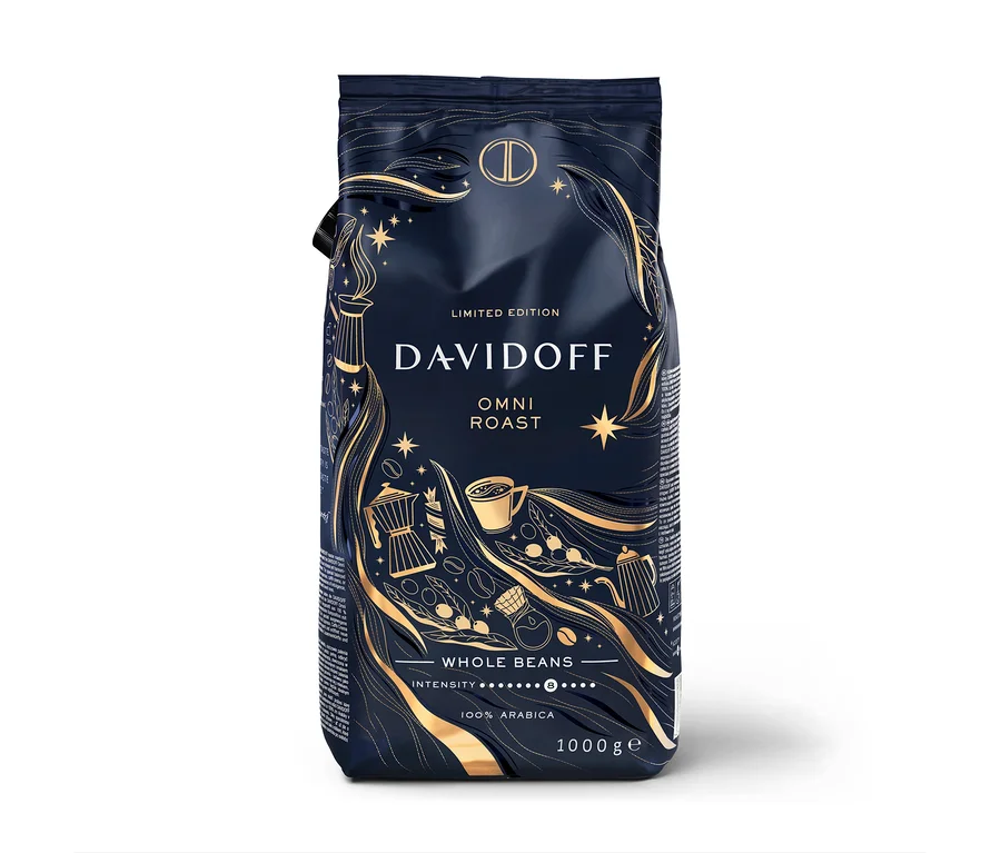Tmavě modré balení kávy Davidoff Omni Roast (1000 g) s celými zrny, zdobené zlatými ilustracemi kávového nádobí a hvězd.