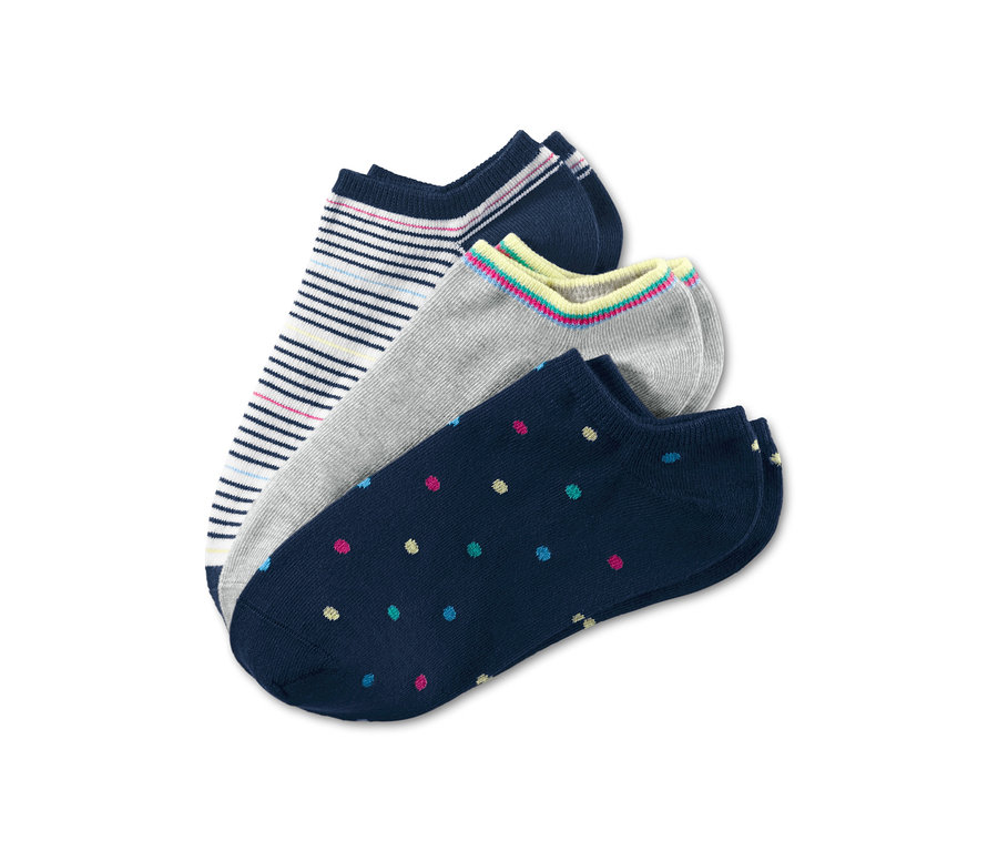 Tři páry krátkých ponožek: proužkované, šedé a tmavě modré s puntíky.
