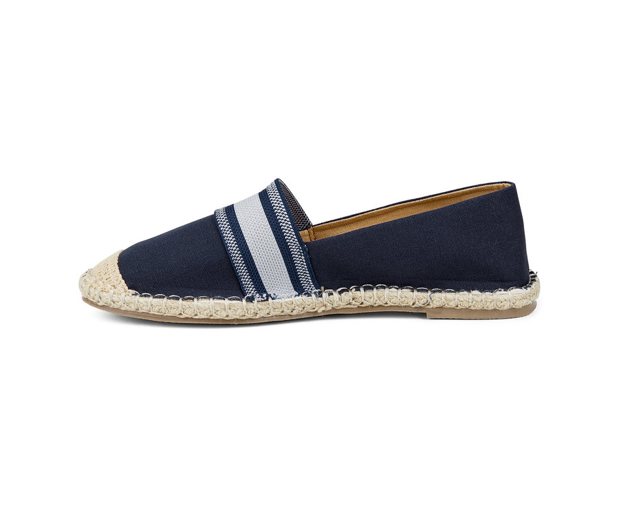 Tmavě modré espadrilky.