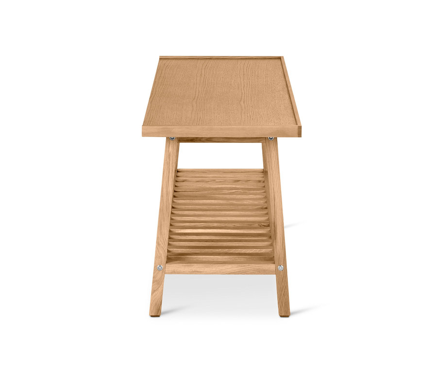 Lavice na sezení s odkládací plochou.