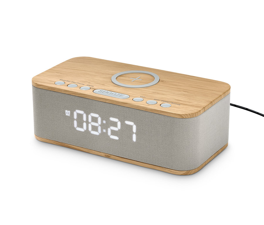 Detail budíku s bezdrátovým nabíjením a Bluetooth®. Na displeji svítí čas 08:27.
