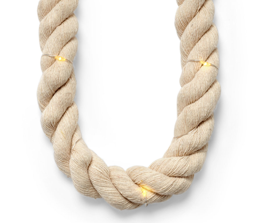 Detail světelného řetězu s LED Lano stočeného do tvaru písmene U.