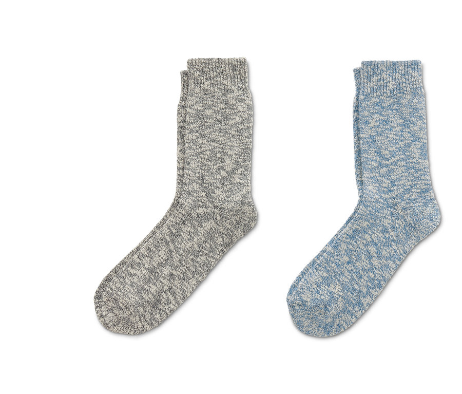 Dva páry pletených ponožek.