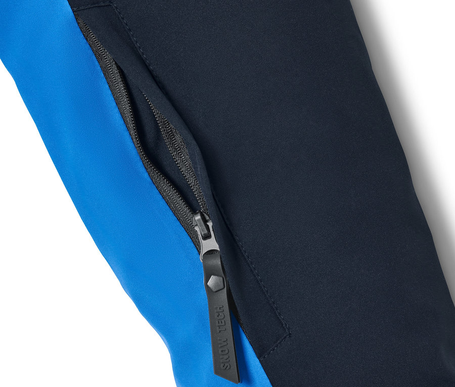 Detail modré lyžařské bundy se zipem.