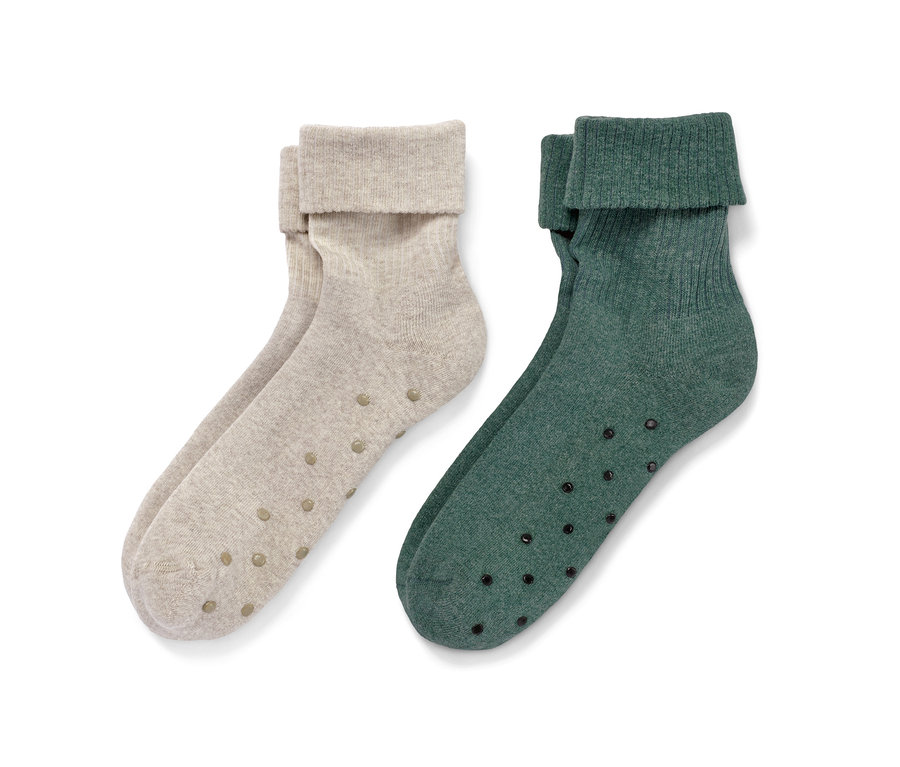 Dva páry protiskluzových ponožek: béžové a zelené.