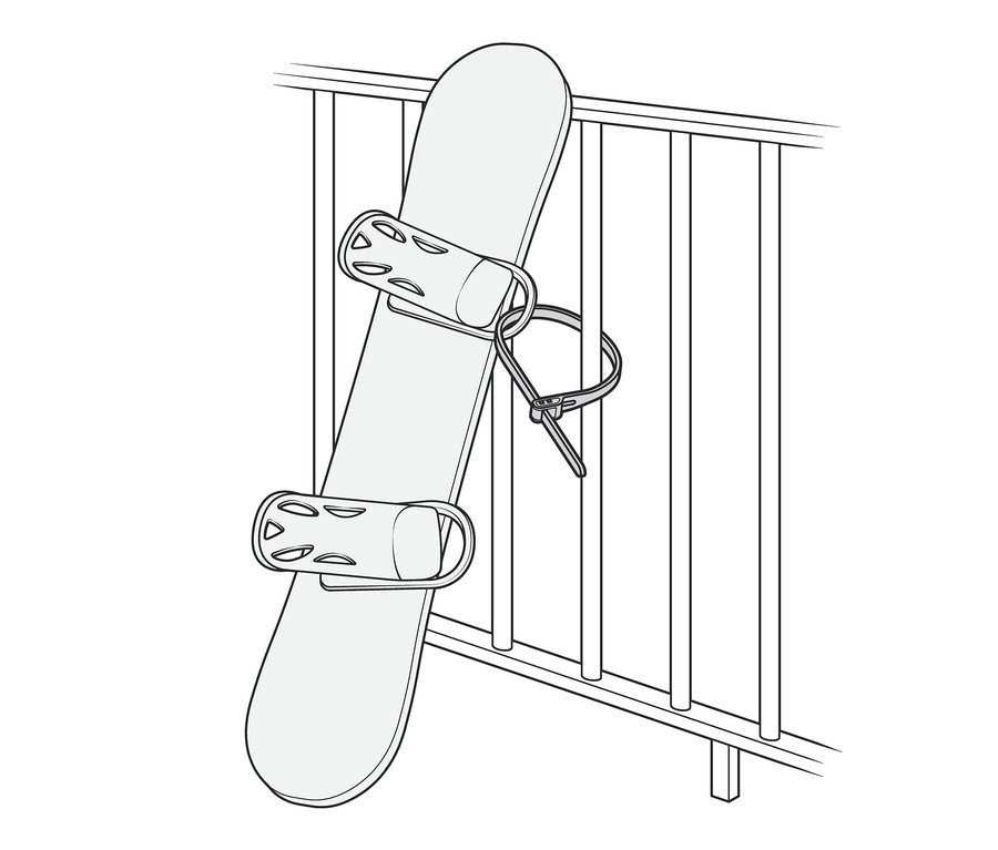 Snowboard je připevněn k zábradlí pomocí kabelového zámku.