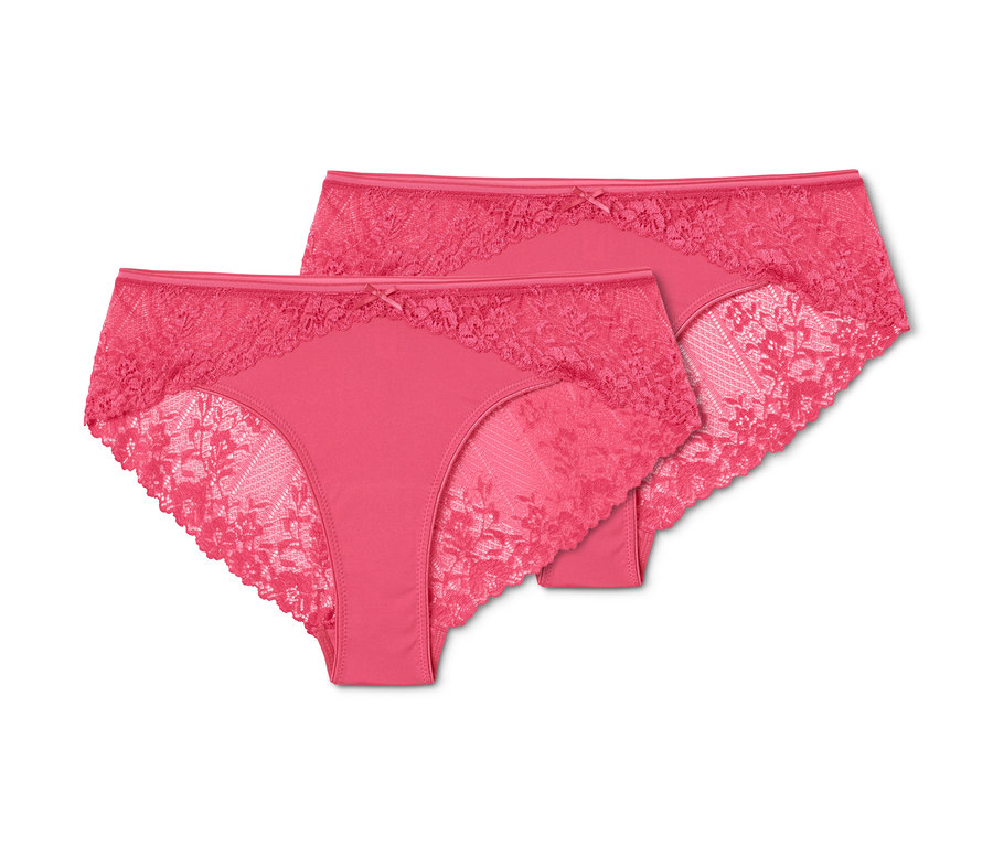 Dvoje růžové brazilské kalhotky s krajkou.