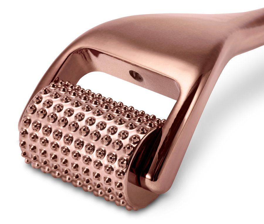 Detail kosmetického válečku na obličej.