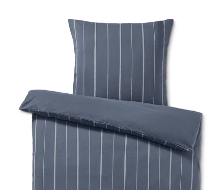 Modré ložní prádlo ze zimního žerzeje s bílými pruhy, standardní velikost.