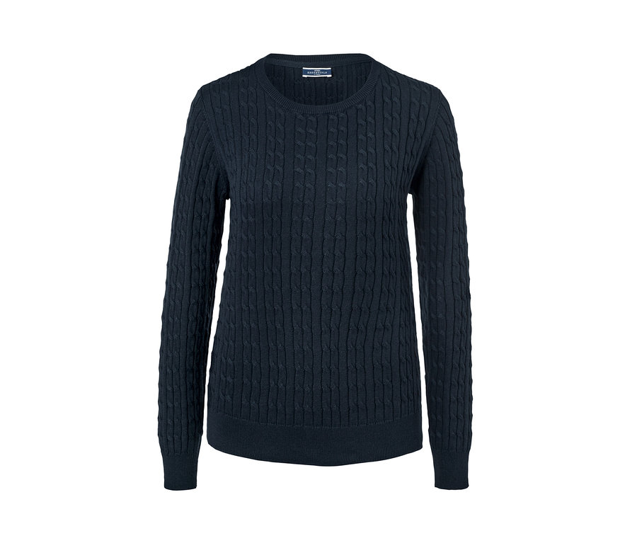 Modrý pletený svetr s copánkovým vzorem.