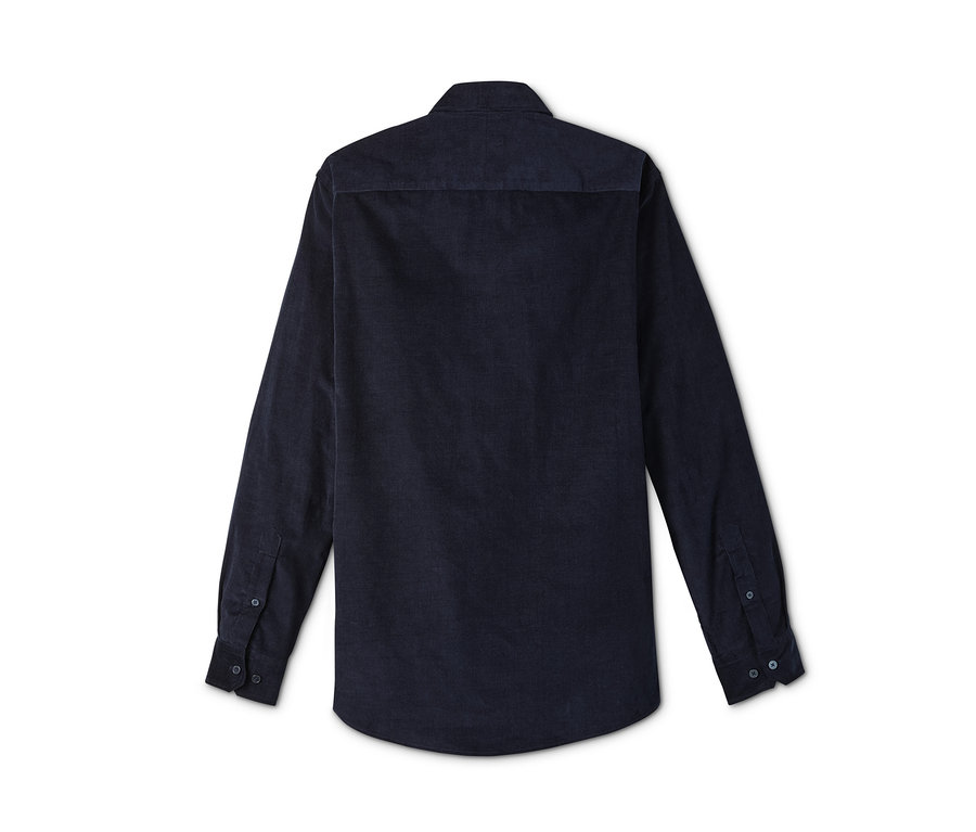 Tmavě modrá manšestrová košile s dlouhými rukávy leží na bílém pozadí.