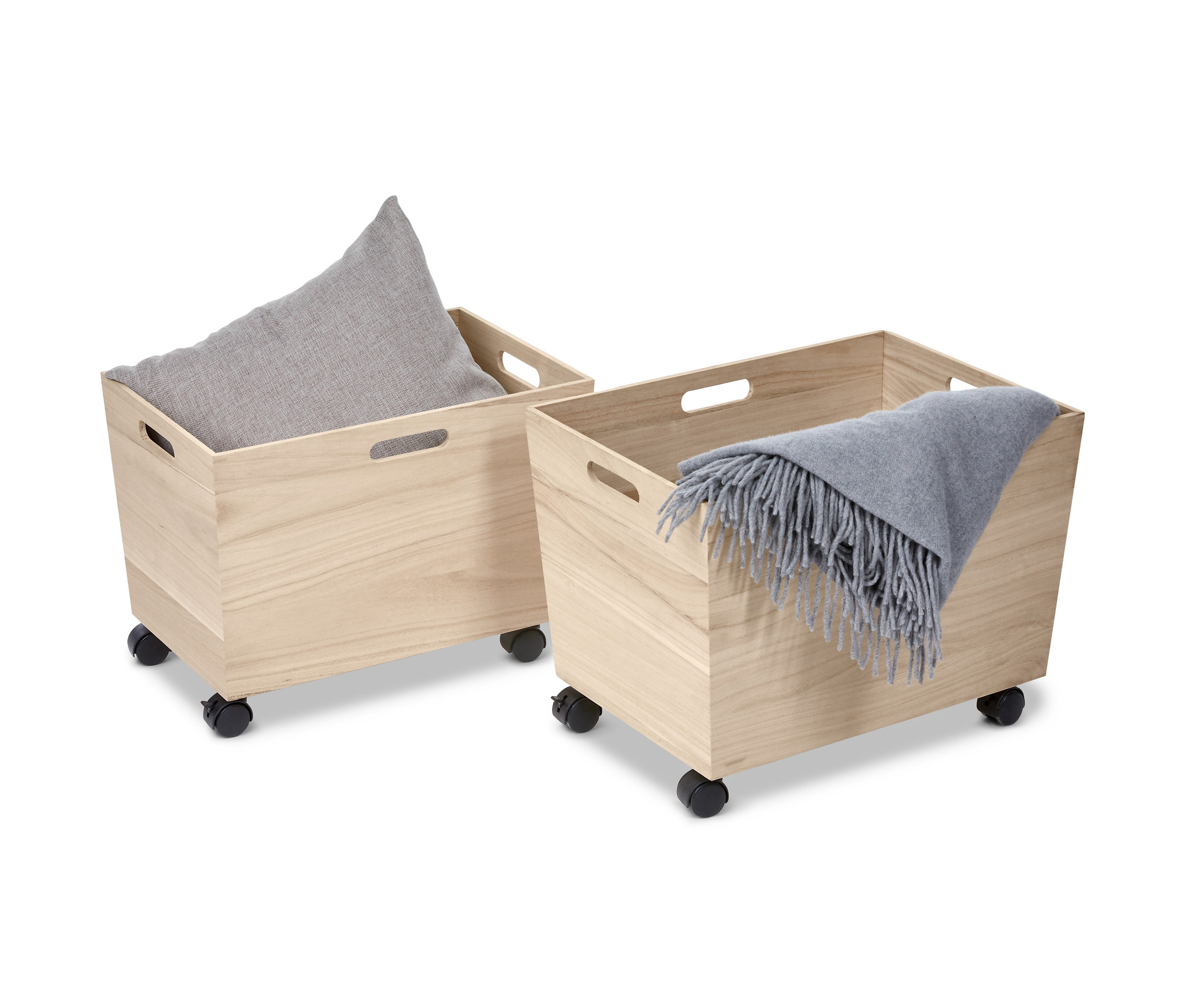 Dva úložné boxy na kolečkách. V jednom je šedý polštář, v druhém šedá deka.