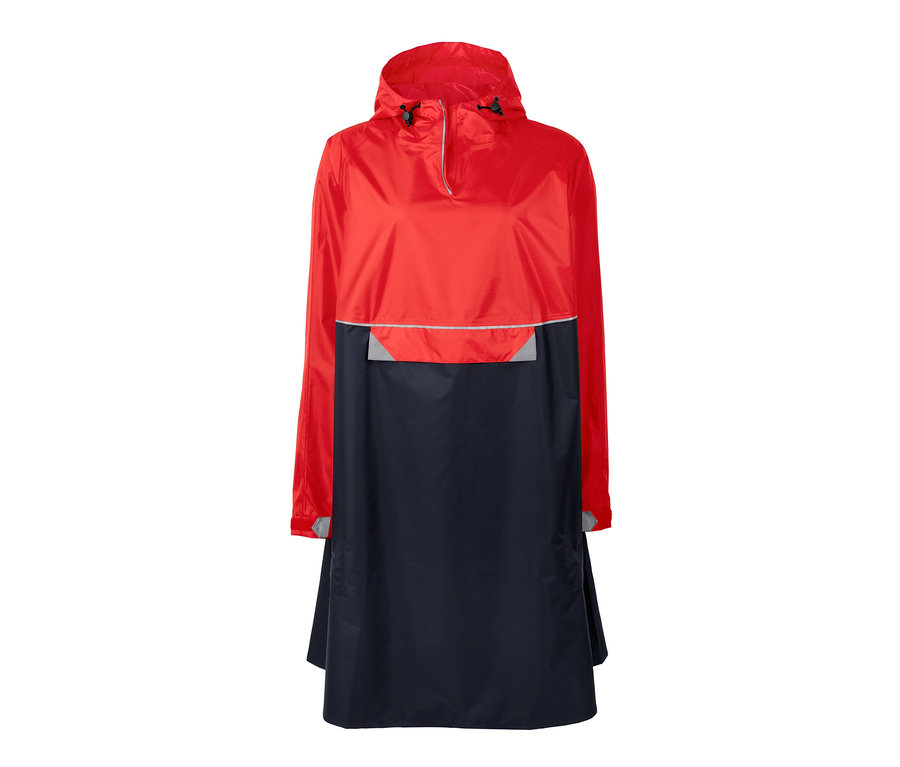 Červeno-modré pončo do deště s rukávy.