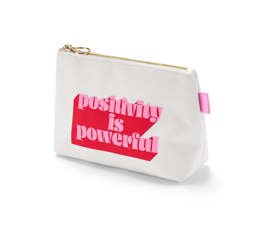 Bílá kosmetická taštička s nápisem "positivity is powerful".