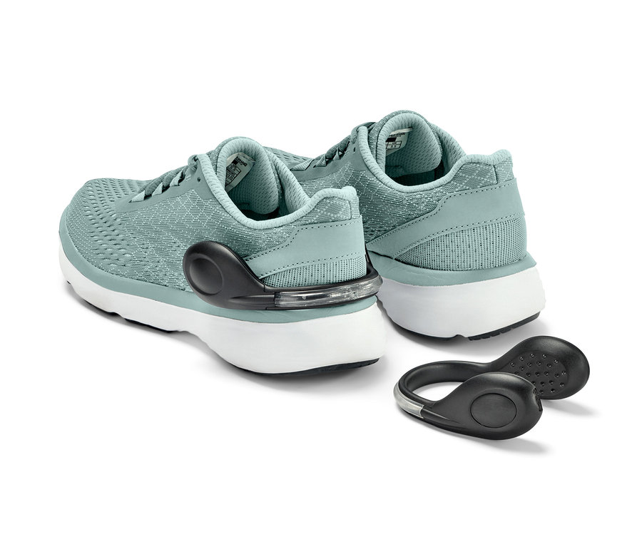 Dva světle modré tenisky se sponami na boty s LED, 2 ks, na bílém pozadí.