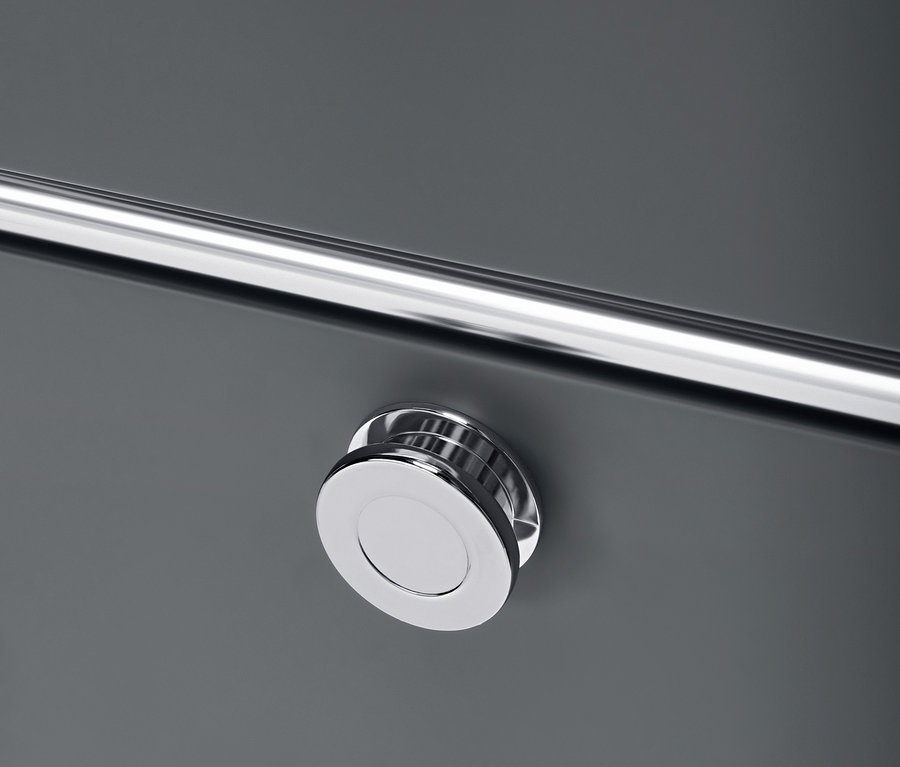 Detail šedého kontejneru se zásuvkou a dvířky, chromovaná rukojeť.